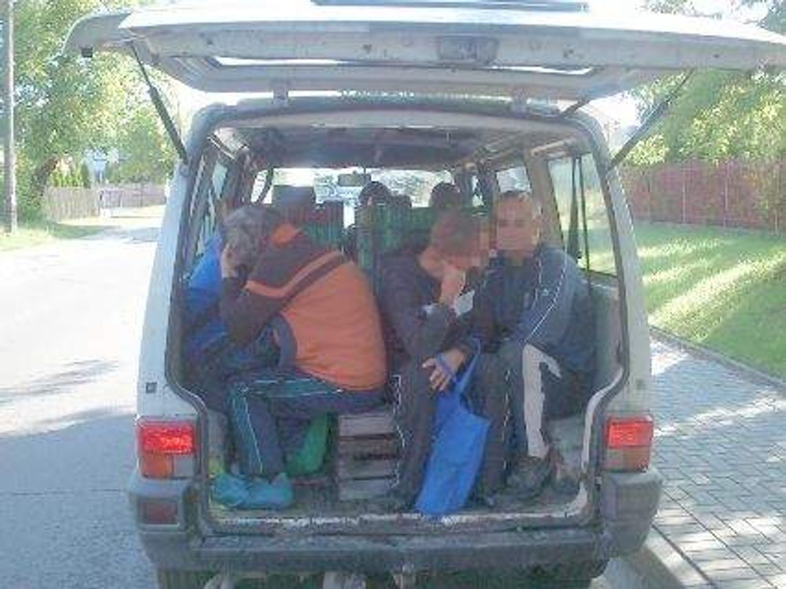 Jechali w busie siedząc na skrzynkach z truskawkami