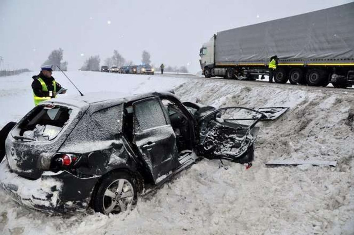 Jechali w góry, czołowo zderzyli się z tirem. 26-latek nie żyje Jechali w góry, czołowo zderzyli się z tirem. 26-latek nie żyje