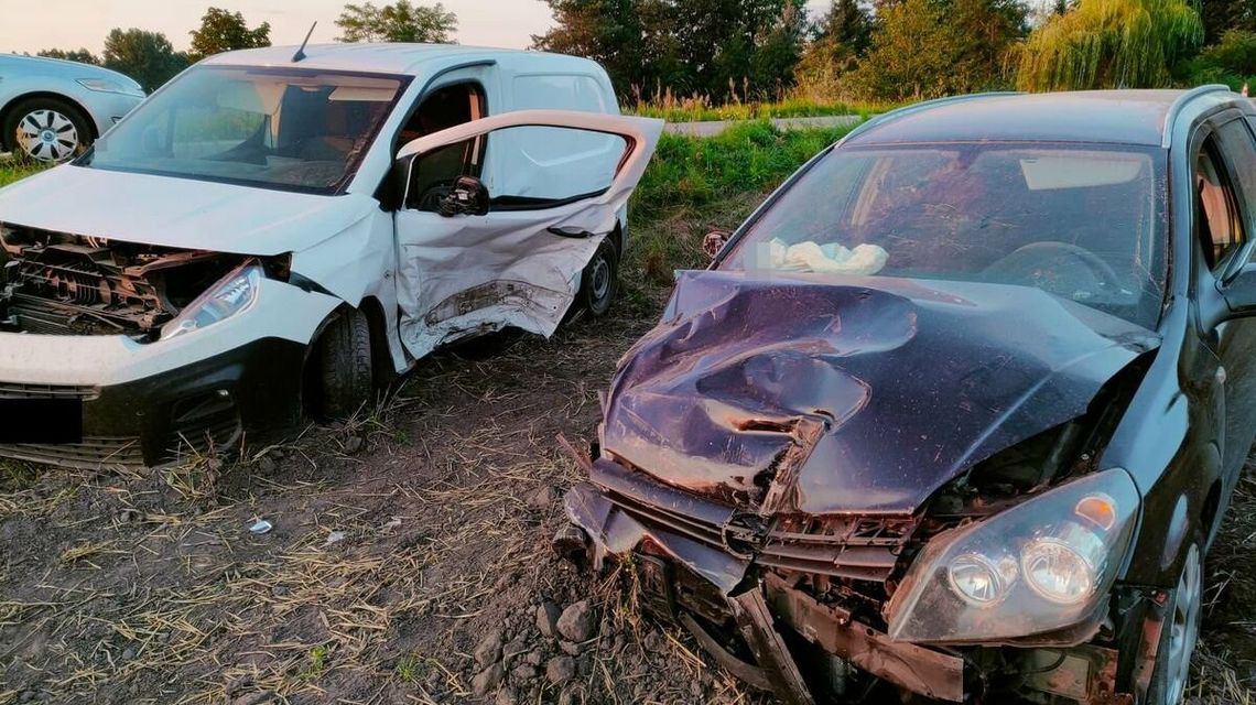 Jeden chciał wyprzedzić, drugi skręcić. Nie dogadali się, dwie osoby w szpitalu