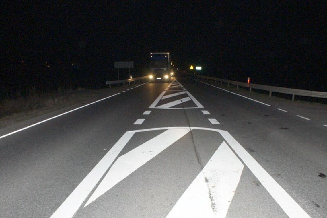 Jeden potrącił kobietę, drugi po niej przejechał. Obaj uciekli