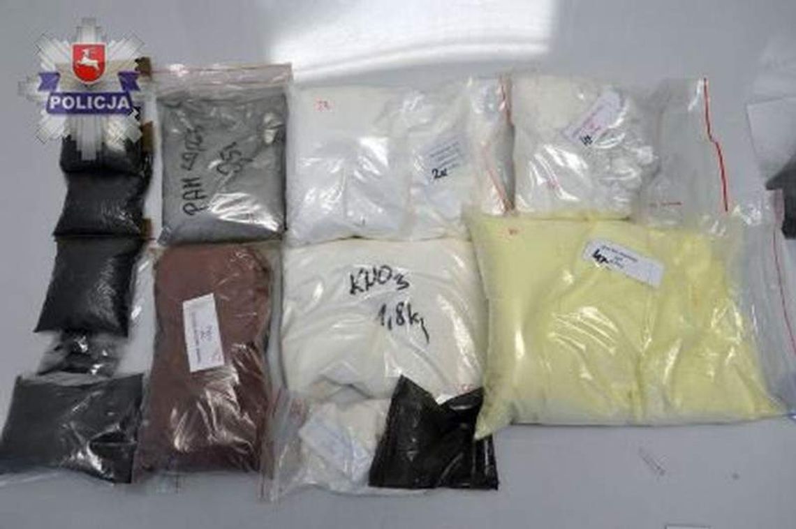 Jeden robił petardy, drugi połknął konopie