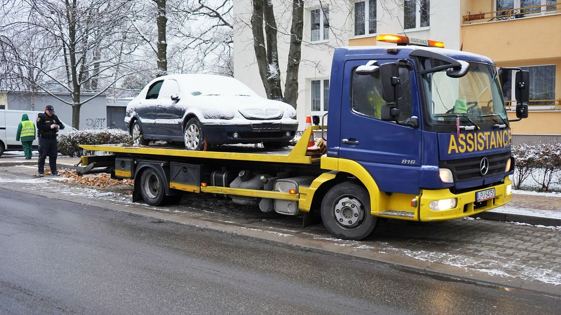 Jeden wrak już zniknął. Strażnicy mają na celowniku pięć kolejnych samochodów