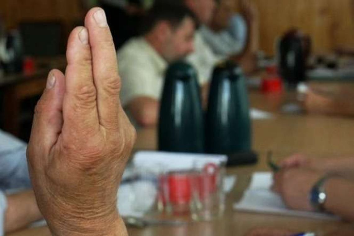 Jeden z radnych sam sobie zrobił kartę do głosowania. Wybór unieważniony Jeden z radnych sam sobie zrobił kartę do głosowania. Wybór unieważniony