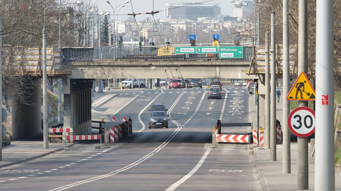 Jedną stroną pod wiaduktem. Epidemia nie zatrzymała przebudowy