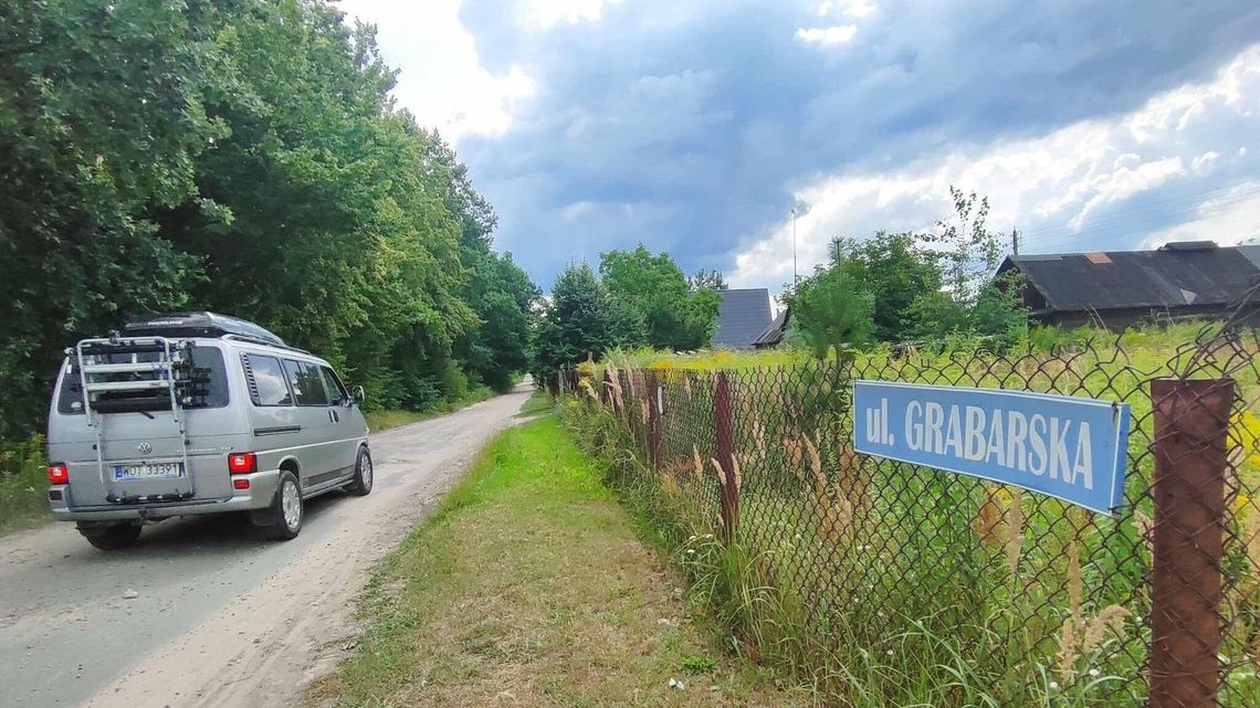 Jedna ulica, dwa światy. Mieszkańcy chcą asfaltu Jedna ulica, dwa światy. Mieszkańcy chcą asfaltu