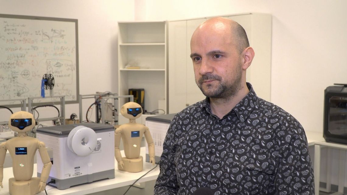 Jedne koszą trawniki, drugie operują ludzi. W przyszłości roboty będą odczuwać emocje?