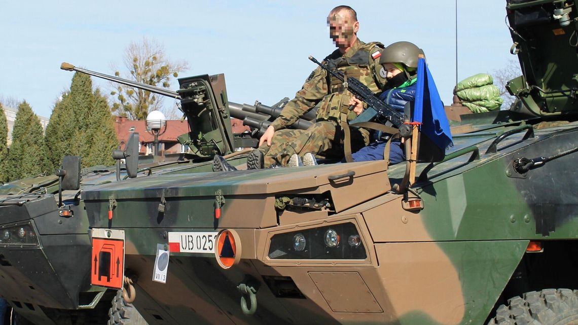 Jedni kadeci dostają 1200 zł, inni 4560 zł. Żołnierze czują się skrzywdzeni, minister nie reaguje