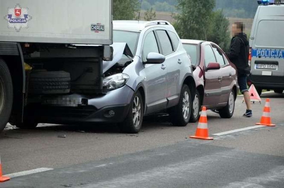 Jedno gwałtowne hamowanie. Zderzyły się cztery samochody