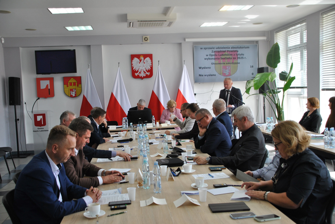 Jednogłośne absolutorium dla zarządu powiatu. Radni ocenili wykonanie budżetu za 2025 rok