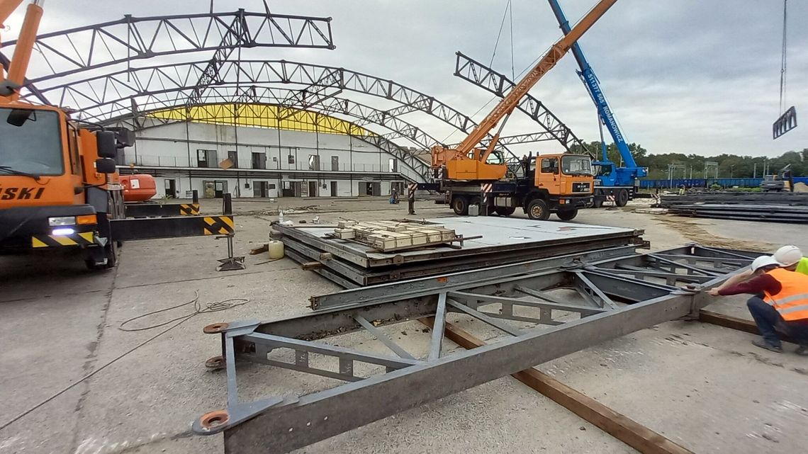 Jednostka rośnie w siłę i nowe budynki. Przez miesiąc rozbierali zabytkowy hangar lotniczy
