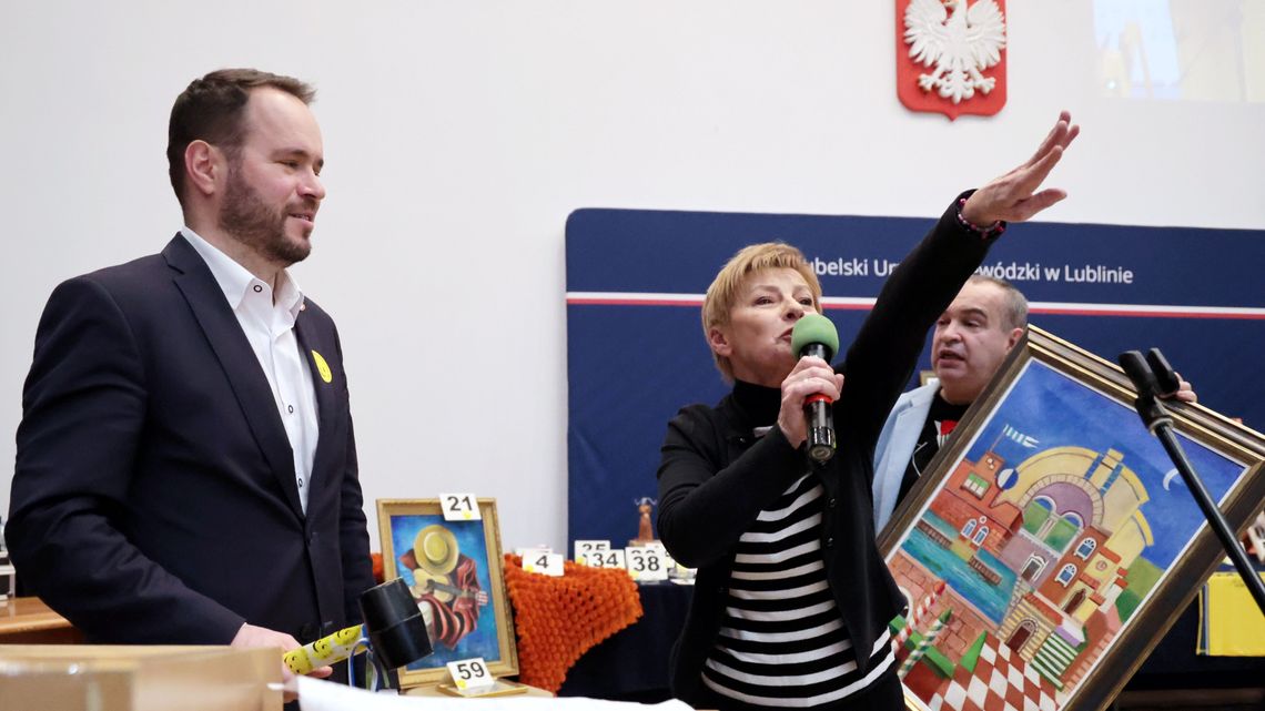 Jedyna taka aukcja w kraju i na świecie. Naszyjnik prezydentowej poszedł za 200 kg cukru Jedyna taka aukcja w kraju i na świecie. Naszyjnik prezydentowej poszedł za 200 kg cukru