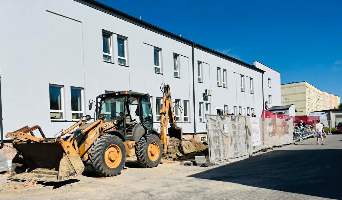 W Zamojskim Szpitalu Niepublicznym dobiega końca rozbudowa i modernizacja Zakładu Opiekuńczo-Leczniczego. Trwają ostatnie prace wykończeniowe, a nowa część ZOL ma zostać uruchomiona jesienią. Inwestycja o wartości ponad 11 mln zł została w większości sfinansowana z Krajowego Planu Odbudowy.