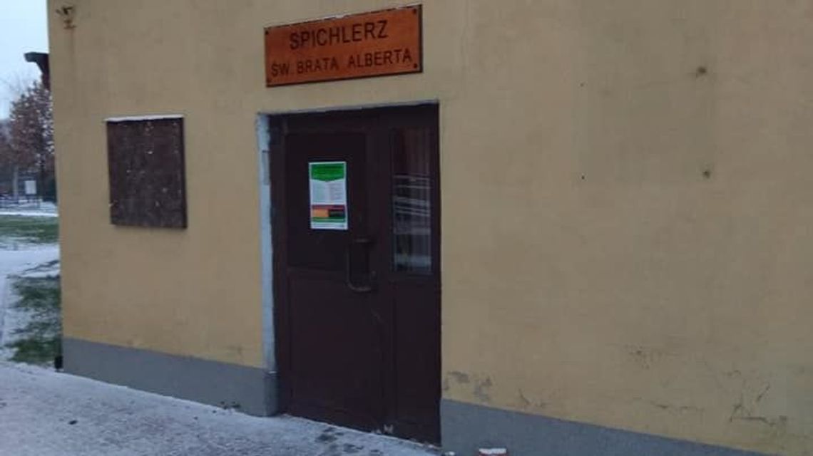 Jedz, dziel się i kochaj! Tutaj można przynieść jedzenie i zostawić potrzebującym Jedz, dziel się i kochaj! Tutaj można przynieść jedzenie i zostawić potrzebującym