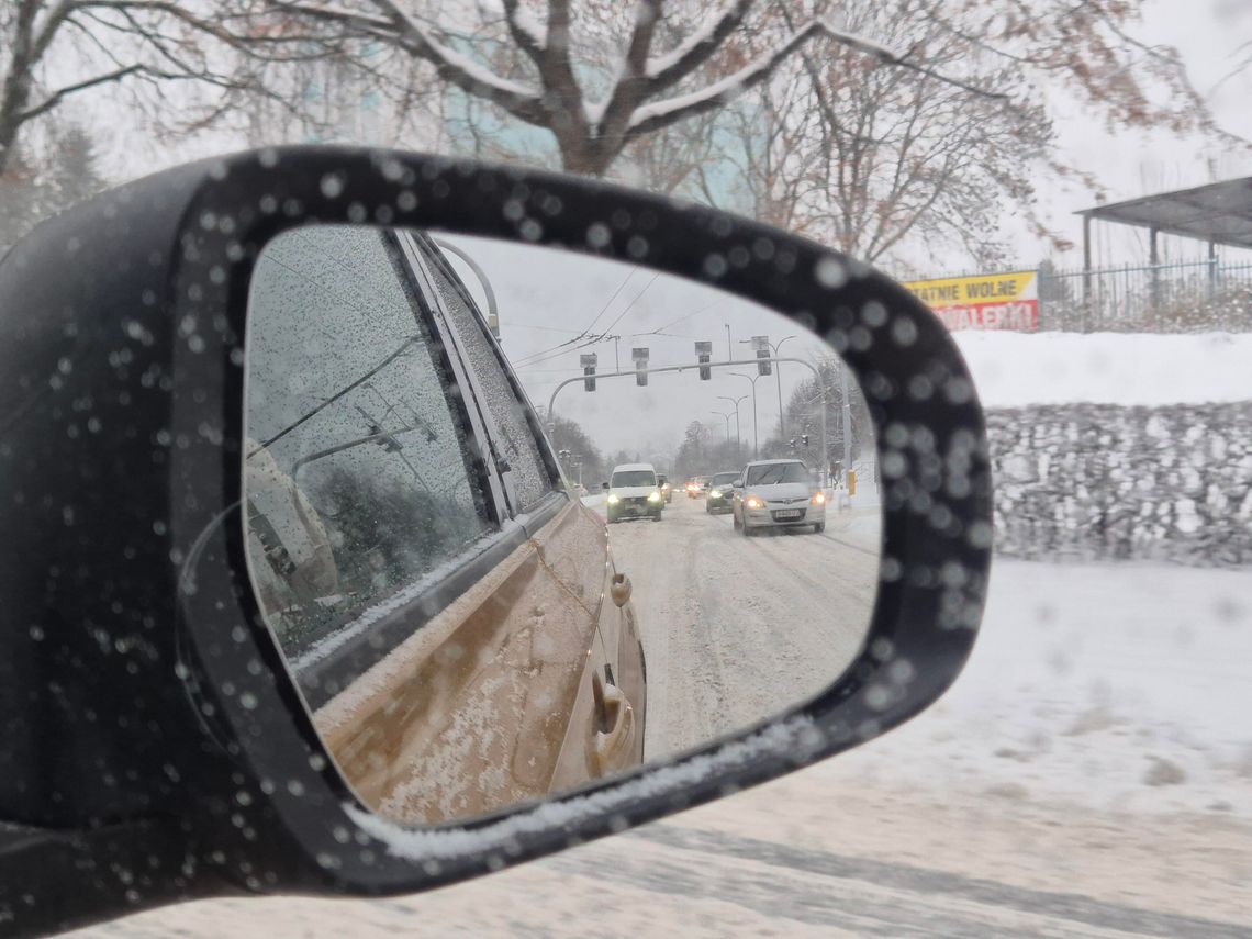 Jedź ostrożnie. Błoto pośniegowe w 13 województwach