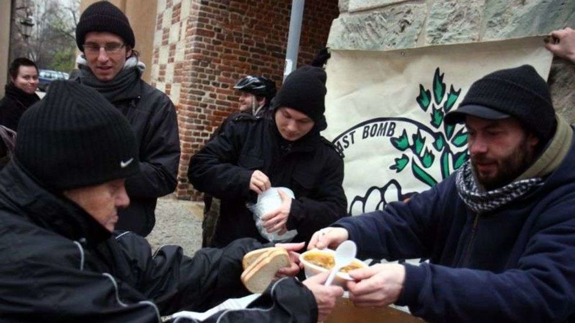 Jedzenie Zamiast Bomb. Talerz zupy pod Bramą Krakowską 