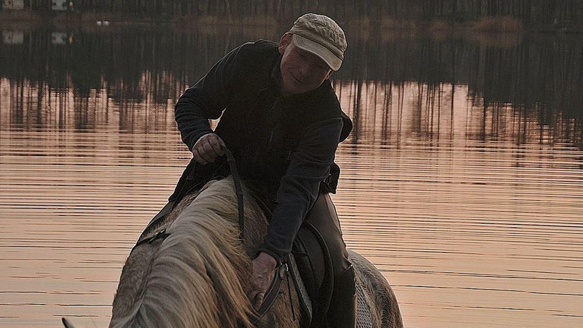 Jedzie 500 km konno, by pokonać bolszewików pod Komarowem. "Im dalej na wschód z tym większą gościnnością się spotykam"