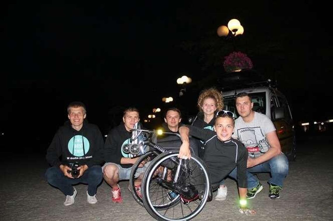 Jedzie wózkiem z Rzeszowa do Suwałk. Gorące powitanie w Białej Podlaskiej Jedzie wózkiem z Rzeszowa do Suwałk. Gorące powitanie w Białej Podlaskiej