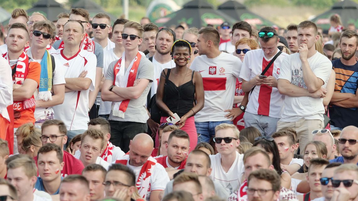 Jej zdjęcie w strefie kibica w Lublinie zrobiło furorę. "Nigdy nie spotkałam się tu z rasizmem" Jej zdjęcie w strefie kibica w Lublinie zrobiło furorę. "Nigdy nie spotkałam się tu z rasizmem"