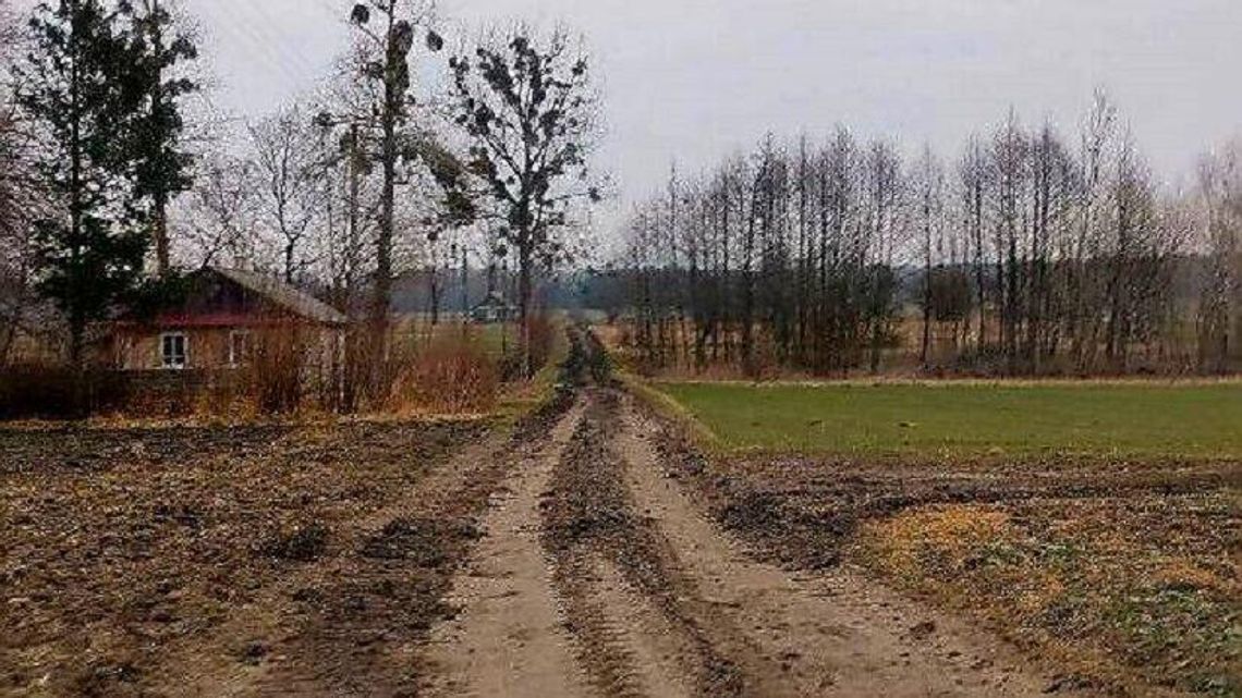 Jesienią błoto, zimą zaspy. Czy wiejska droga doczeka się asfaltu?