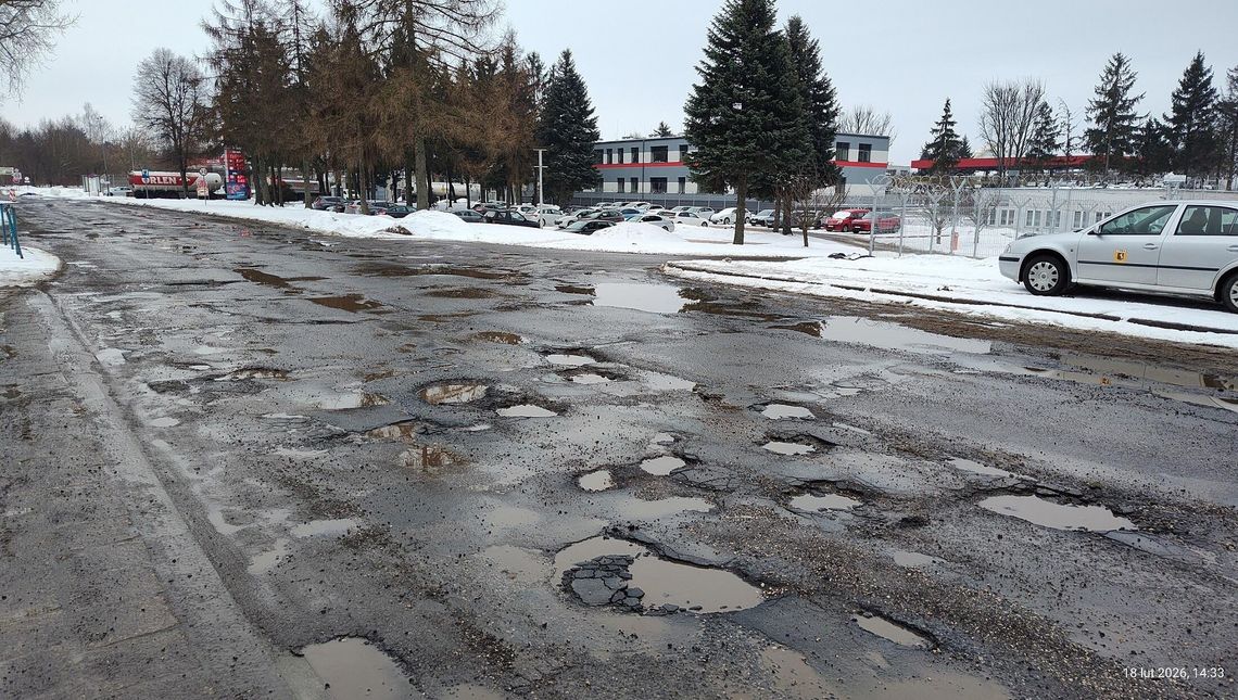 Drogowcy rozpoczęli pozimowe naprawy ulic w Lublinie. Prace prowadzone są w wielu częściach miasta, także w godzinach nocnych.