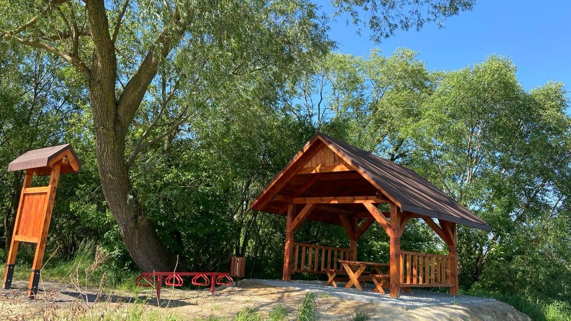 Jest gdzie usiąść i odpocząć. Siedem nowych altan przy szlaku rowerowym