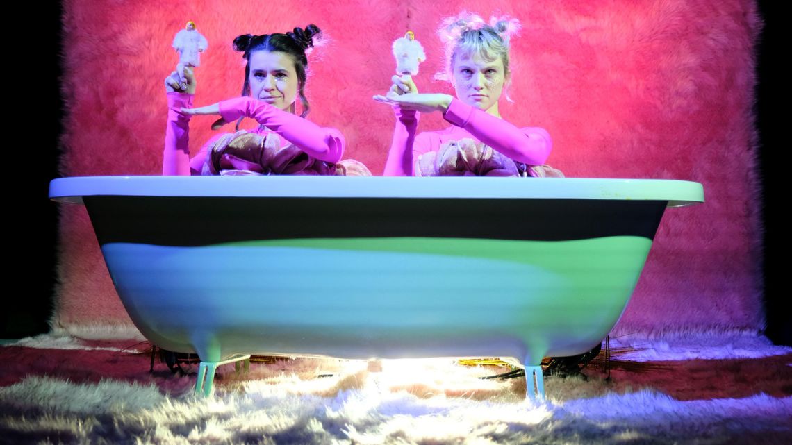 Jest książka, jest spektakl: jak płakać w miejscach publicznych