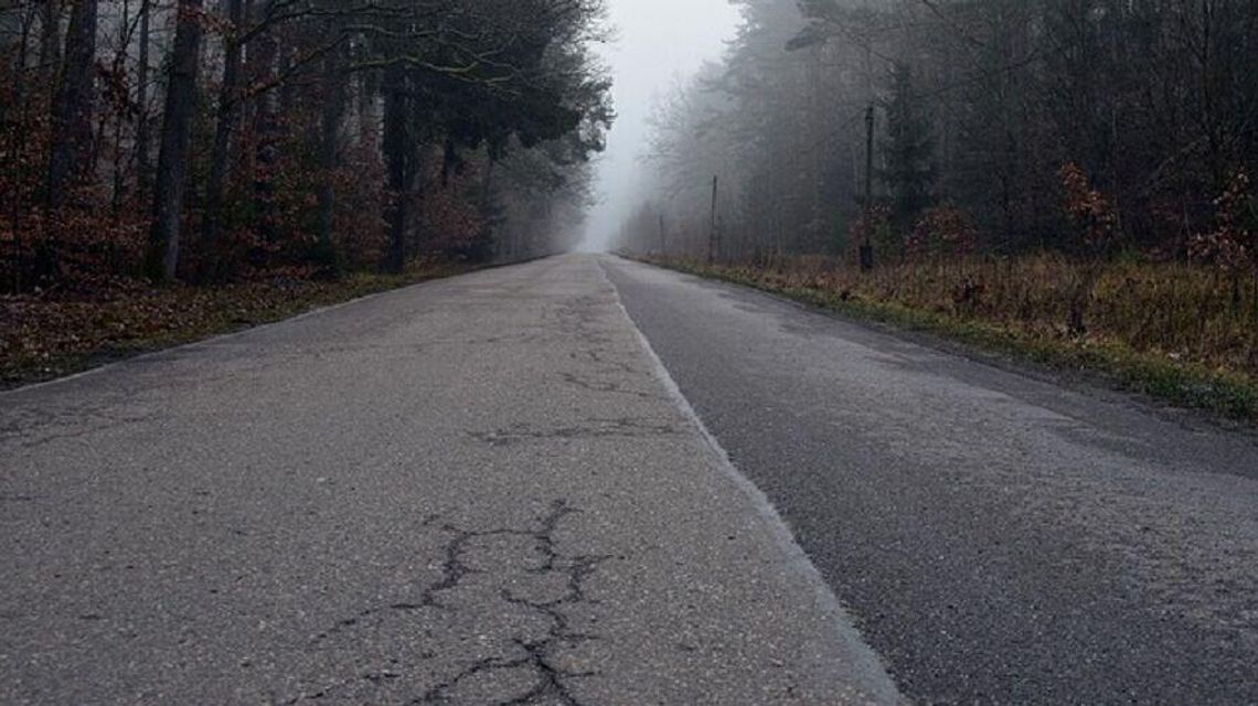 Jest market, nie ma chodnika. Mieszkańcy ryzykują Jest market, nie ma chodnika. Mieszkańcy ryzykują