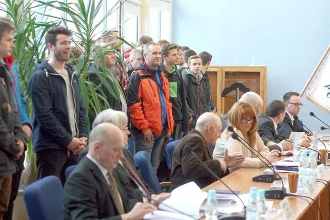 Jest uchwała ws. nowej hali w Puławach. Kibice zdopingowali radnych do głosowania Jest uchwała ws. nowej hali w Puławach. Kibice zdopingowali radnych do głosowania