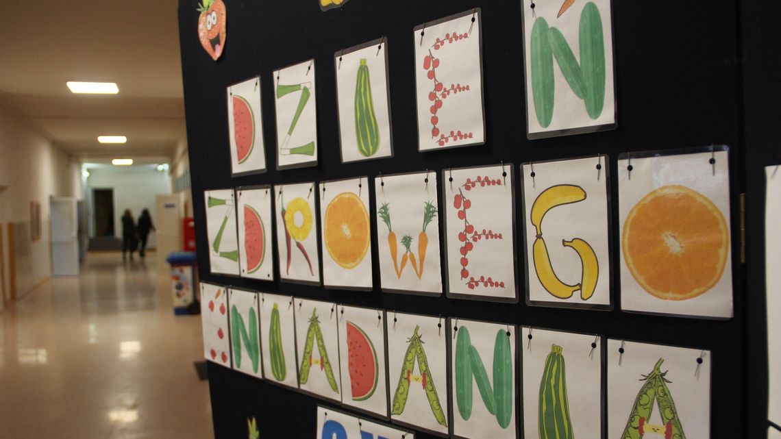 "Jestem eko". Uczniowie tej szkoły segregują śmieci, a na drugie śniadanie sięgają po owoce "Jestem eko". Uczniowie tej szkoły segregują śmieci, a na drugie śniadanie sięgają po owoce