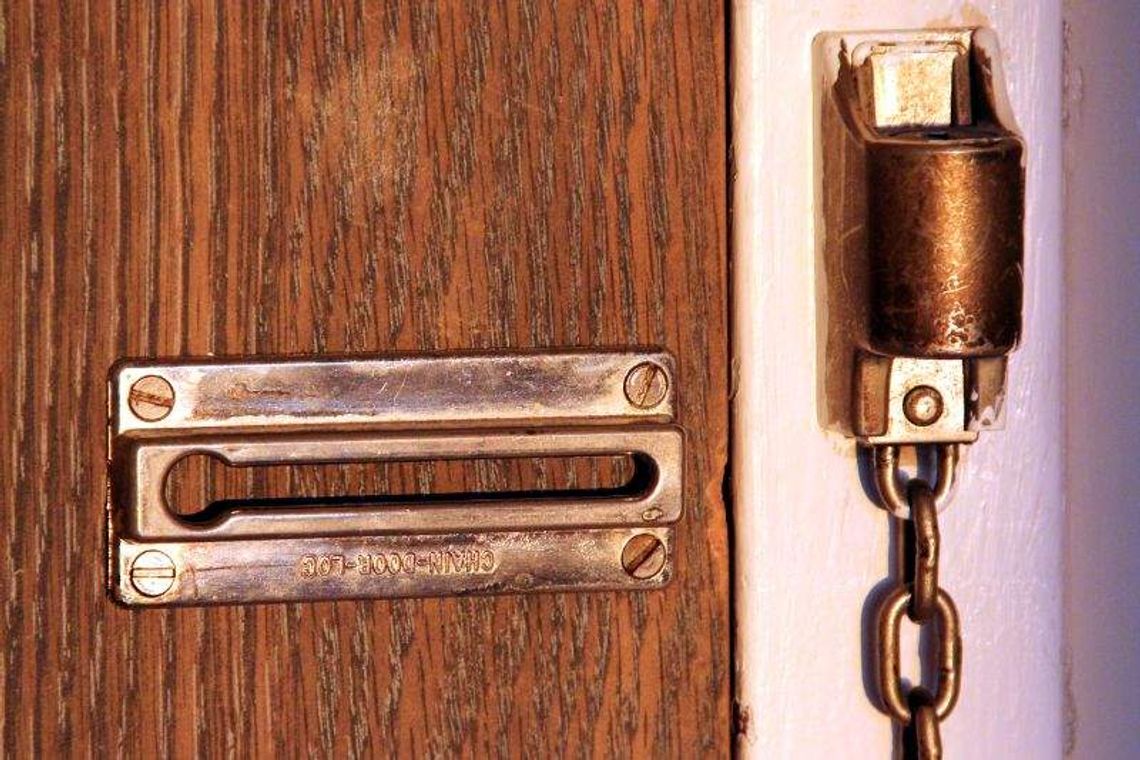 "Jesteśmy z zakładu energetycznego". Domokrążcy oszukują starszych ludzi