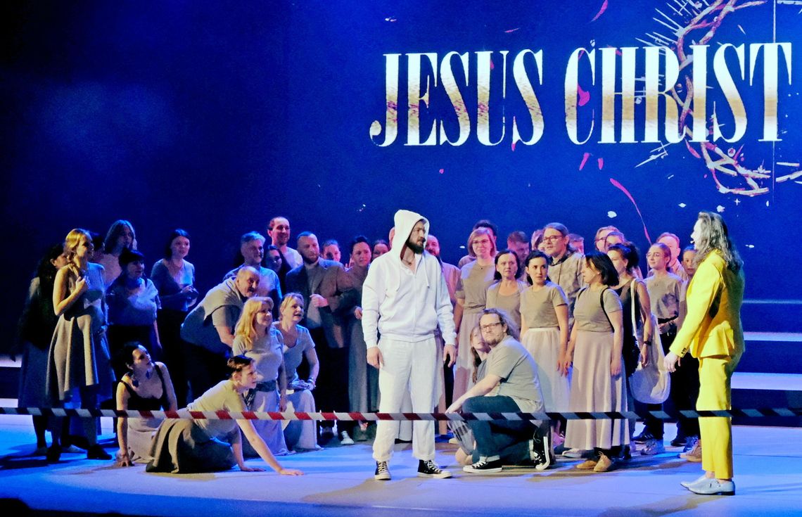 1 i 2 kwietnia w Sali Operowej CSK widzowie będą mogli zobaczyć nowoczesną interpretację pasji w reżyserii Tomasza Mana. Scena ukrzyżowania w inscenizacji staje się wydarzeniem medialnym, a historia Chrystusa przenika współczesny świat mediów społecznościowych. Spektakl pełen muzyki, symboliki i emo