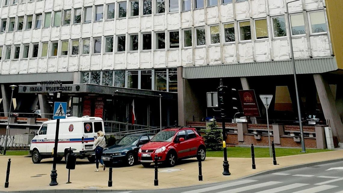 Jeżdżą po chodniku, parkują przed biurowcem. Sprawą ma zająć się policja Jeżdżą po chodniku, parkują przed biurowcem. Sprawą ma zająć się policja