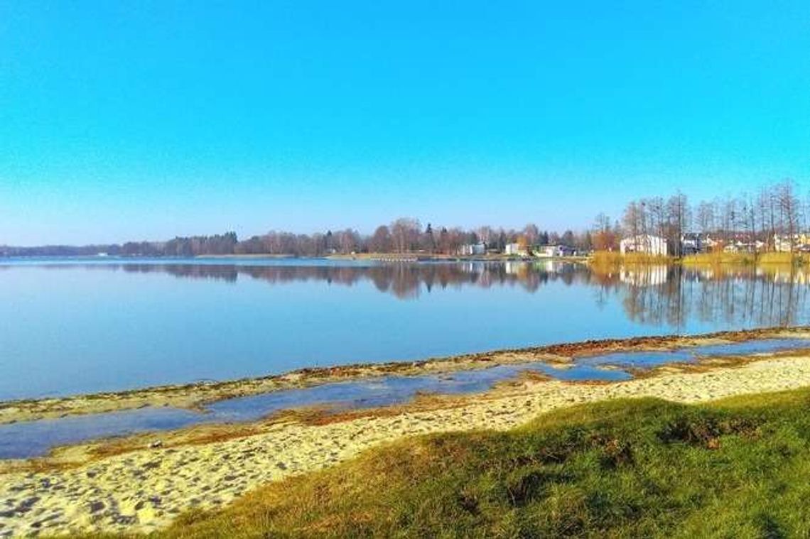 Jezioro Białe, ale już nie takie czyste. Akwen coraz bardziej zanieczyszczony