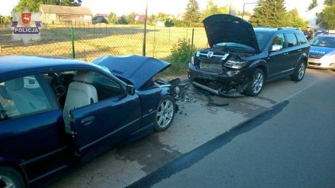 Jezioro Białe: Kierowca BMW wjechał w zaparkowane samochody Jezioro Białe: Kierowca BMW wjechał w zaparkowane samochody