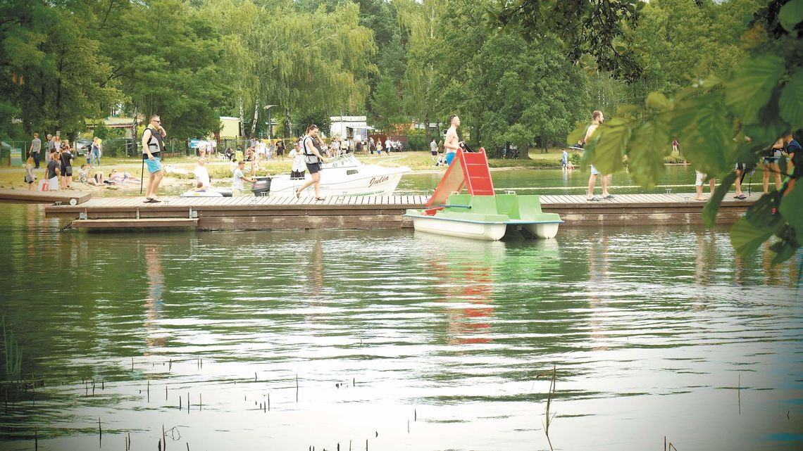 Jezioro Białe przeżywa oblężenie. "Na lipiec w Okunince trudno o pokój"