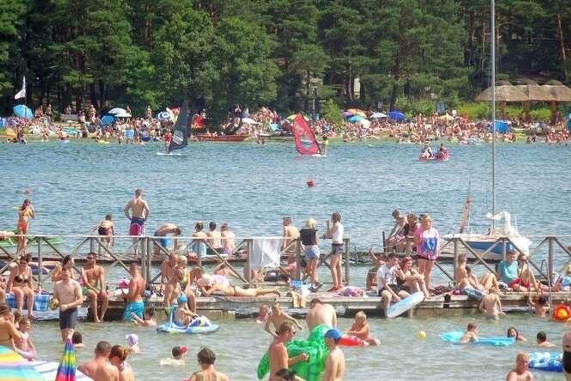 Jezioro Białe: Rower wodny zaczął tonąć, były na nim 3 osoby Jezioro Białe: Rower wodny zaczął tonąć, były na nim 3 osoby