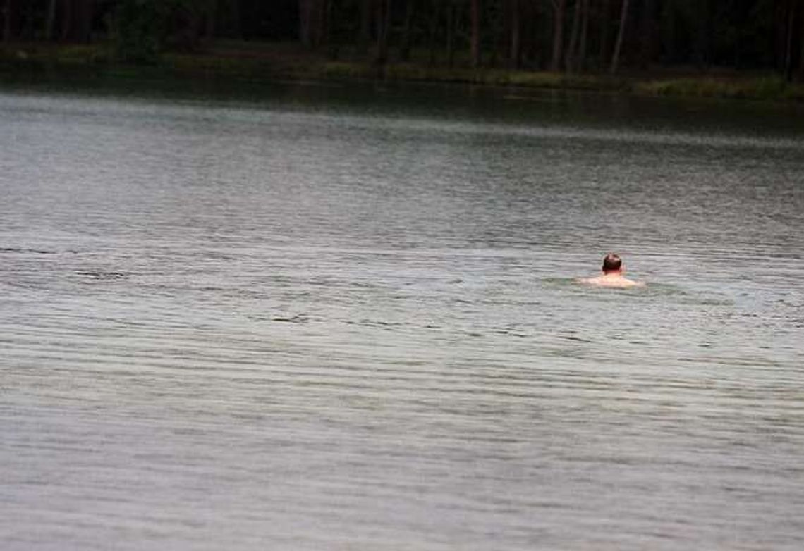 Jezioro Firlej: Zsunęła się z materaca i wpadła do wody. Kobieta zmarła