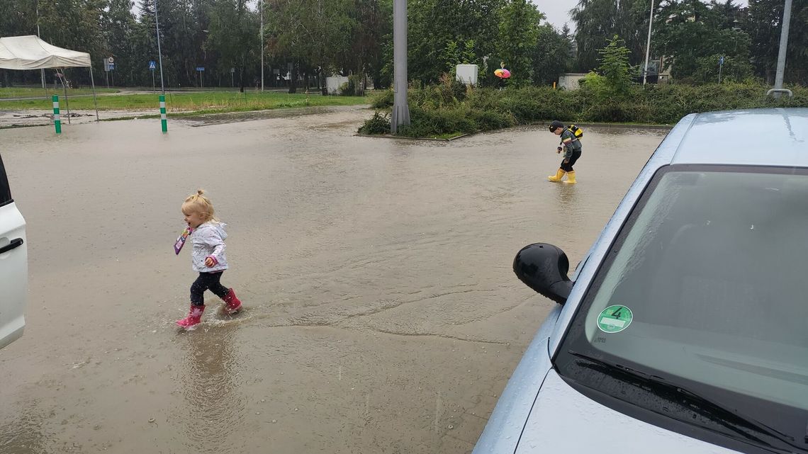 Jezioro na parkingu Biedronki w Lublinie. Zalewa także sklepowy magazyn