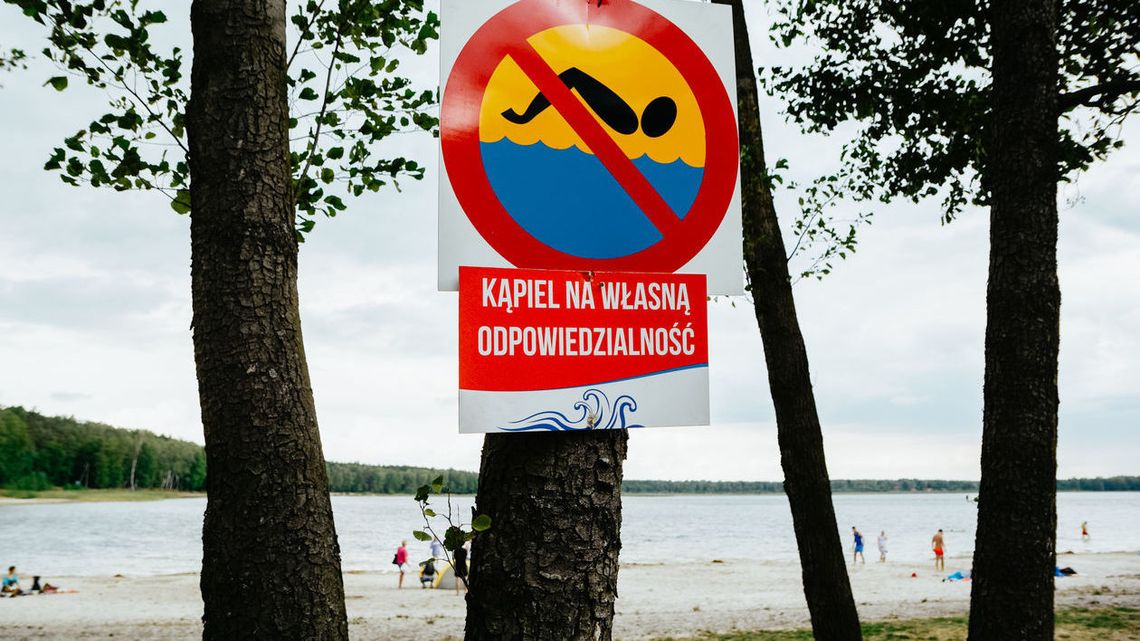 Jezioro Piaseczno: "Kąpiel na własną odpowiedzialność". Gmina stawia tabliczki Jezioro Piaseczno: "Kąpiel na własną odpowiedzialność". Gmina stawia tabliczki