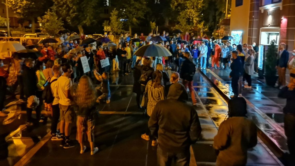 "Jezus stałby z nami". W Kraśniku było "tęczowe milczenie dla radnych" [ZDJĘCIA]