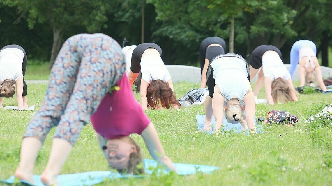 "Joga uratowała mi życie". Festiwal z "psem z głową w dół"