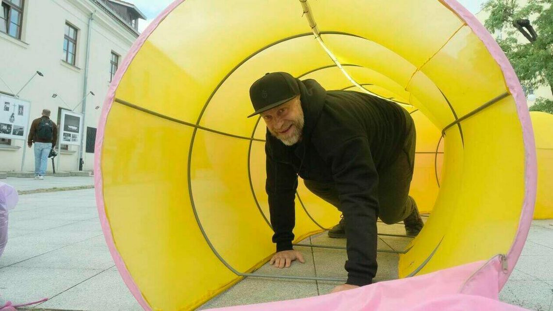 Jonasz już w brzuchu wieloryba. Symbol izolacji stoi przed Centrum Kultury w Lublinie [zdjęcia]