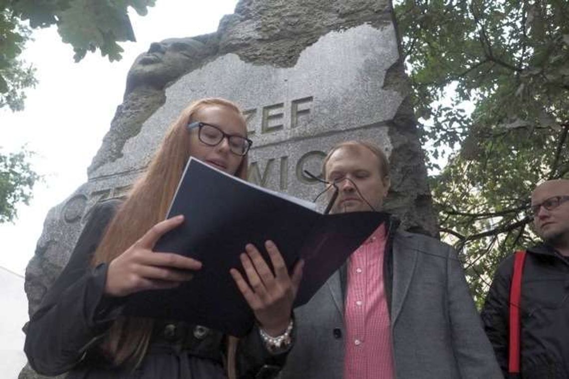 Józef Czechowicz zginął 76 lat temu. Młodzi złożyli hołd poecie i ofiarom wojny