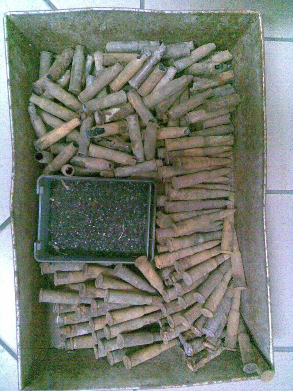 Józefów: Lud się zbroi. Policja odkryła arsenał nielegalnej broni i amunicji