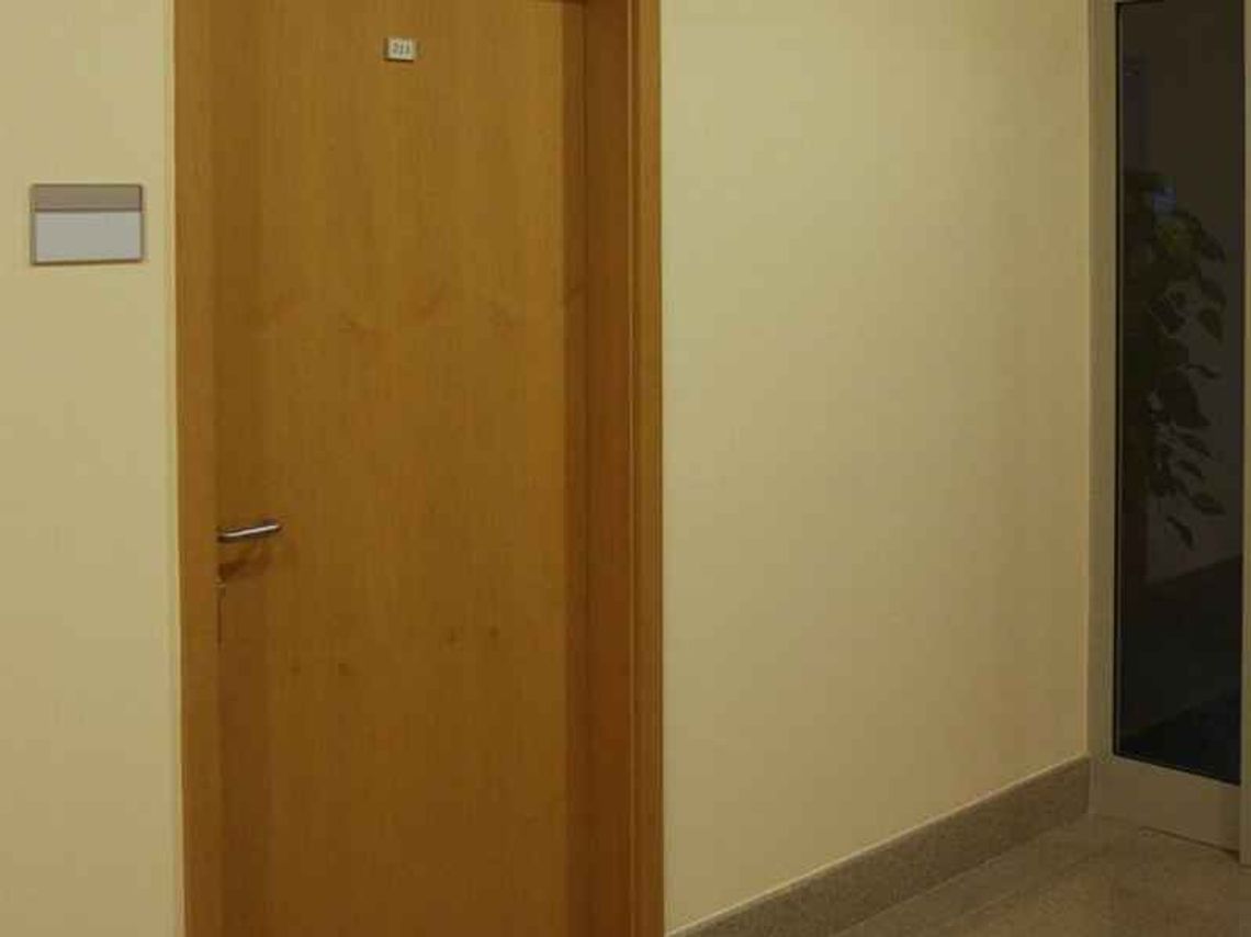 Józefów: Mieli zdjąć tabliczkę, zmienili całe drzwi