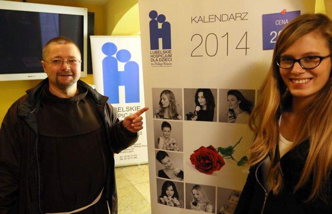 Julia Pietrucha podpisywała kalendarz Julia Pietrucha podpisywała kalendarz