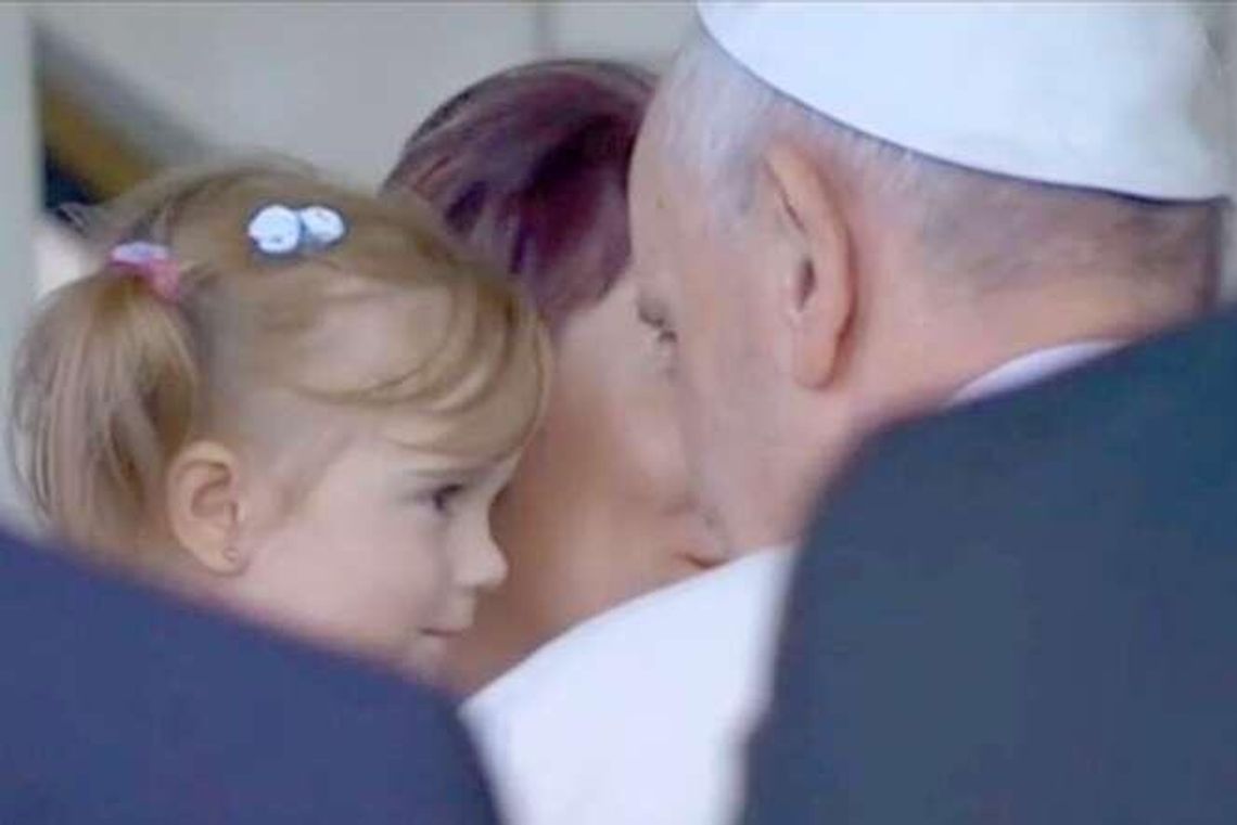 Julka chodzi, bo papież dał pieniądze na jej leczenie. Teraz się z nim spotkała