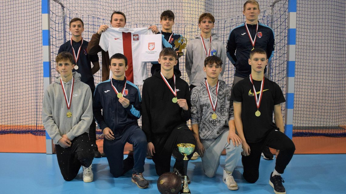 Juniorzy Perły Mełgiew ponownie zdobyli Puchar Starosty Świdnickiego Juniorzy Perły Mełgiew ponownie zdobyli Puchar Starosty Świdnickiego