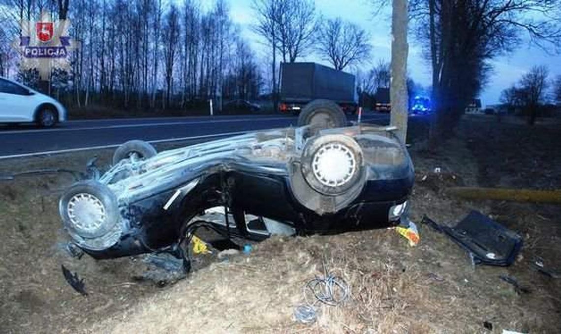 Jurki: Kierowca miał 1,5 promila, skończył na drzewie Jurki: Kierowca miał 1,5 promila, skończył na drzewie
