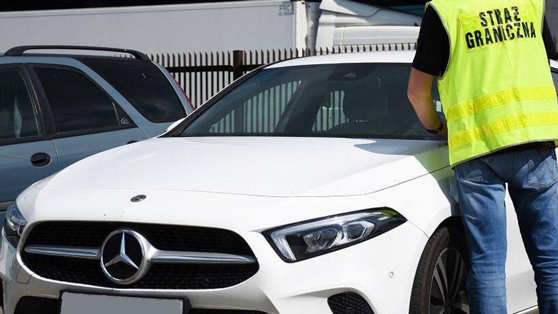 Już 100 kradzionych samochodów na granicy. Tym razem mercedes za 120 tysięcy złotych